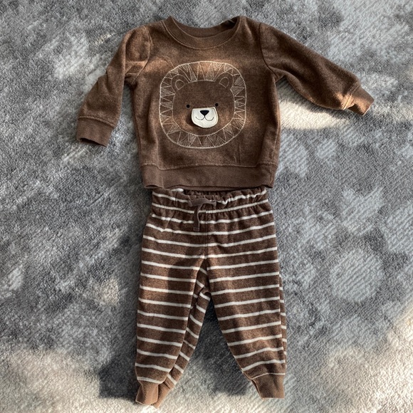 2/$15 Lion fleece sweatsuit - Picture 1 of 4